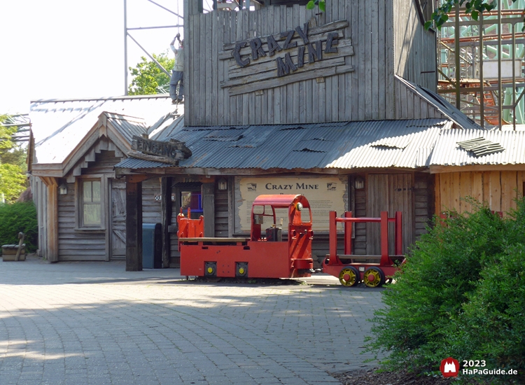 Ein roter Minen-Transportzug vor dem Eingang zur Crazy Mine
