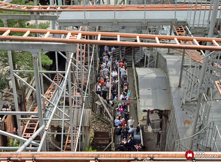 Crazy Mine - Blick vom Minenförderturm auf den gefüllten Wartebereich