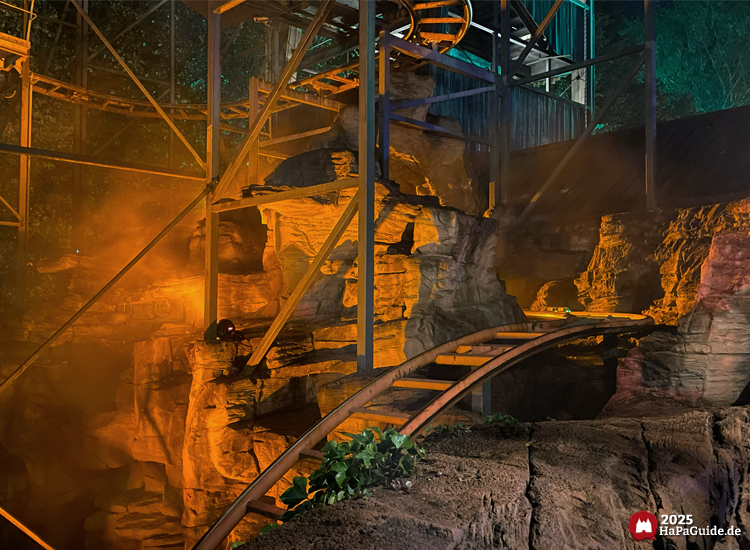 Crazy Mine - Nebel zwischen den orange beleuchteten Felsen
