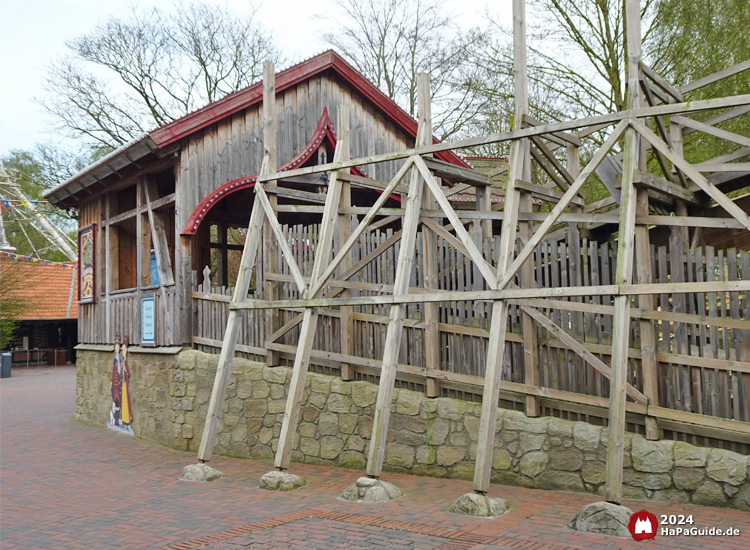 Der kleine Zar - Station mit Holzgerüst