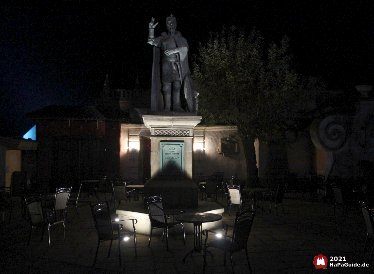 Strahler erleuchten die Statue König Erik Menveds VI. bei Nacht