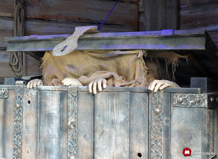 Die Schlange von Midgard - Einar und Elin versteckt in einer Holzkiste