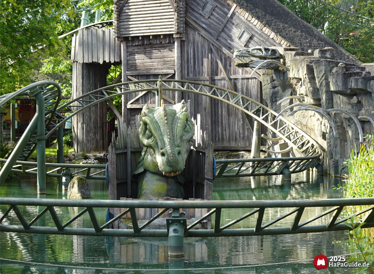 Die Schlange von Midgard - Schlangenkopf zwischen Achterbahnschienen