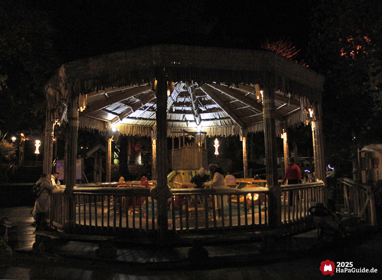 Dr. Livingstone's Sarafi-Flug - Bambusgebäude beleuchtet bei Dunkelheit