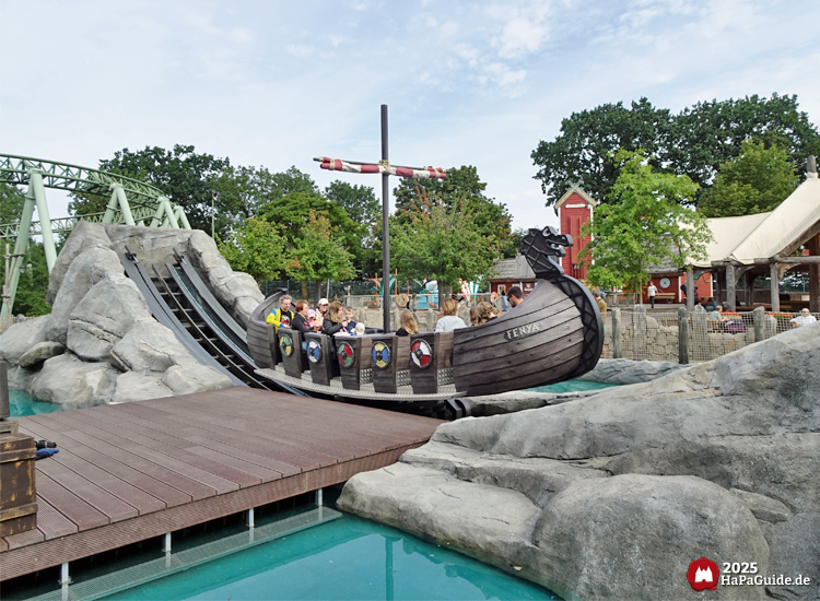 Einars Fjordfahrt - Das Drachenboot in seiner Station im Wikingerland