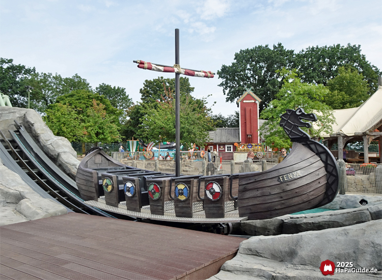 Einars Fjordfahrt - Das leere Drachenboot in seiner Station
