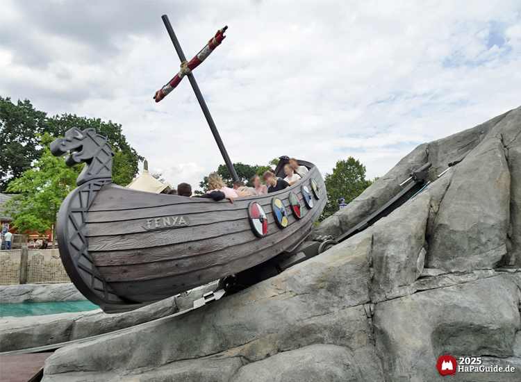 Einars Fjordfahrt - Drehendes Drachenboot auf grauen Felsen