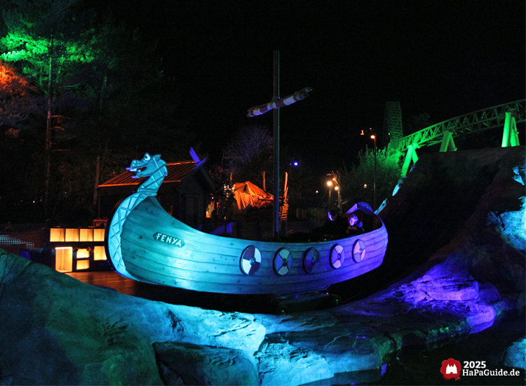 Einars Fjordfahrt - Blau beleuchtetes Drachenschiff