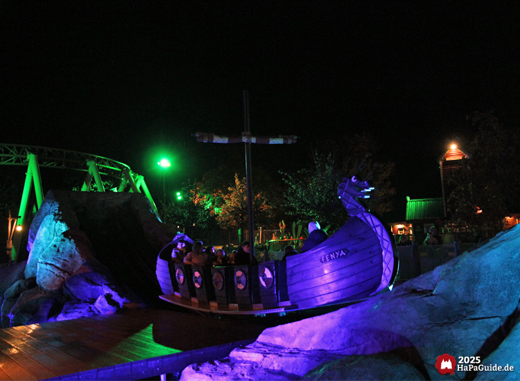 Einars Fjordfahrt - Das beleuchtete Drachenschiff fertig zur Abfahrt