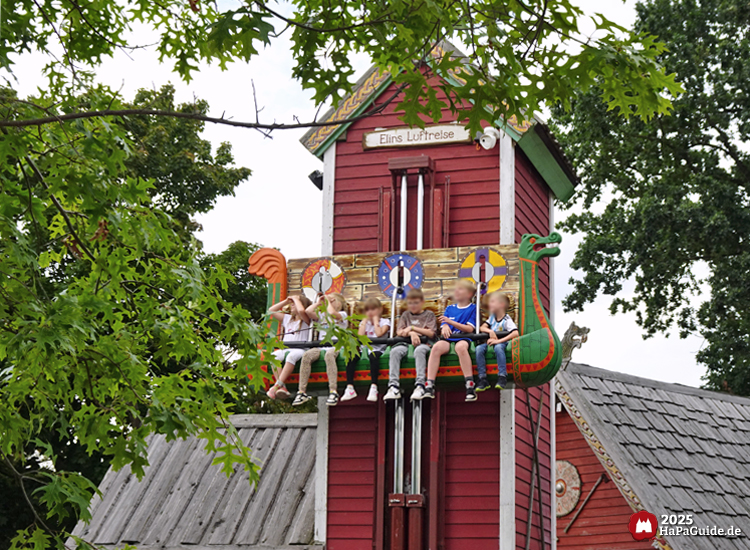 Elins Luftreise - Gondel hinter Blättern