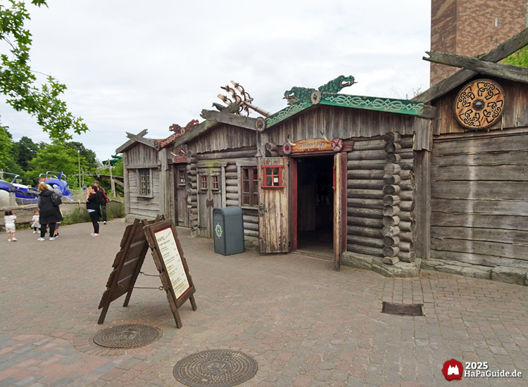 Elins Vafflejern - Geöffneter Eingang als Teil der Kulisse Haithabus