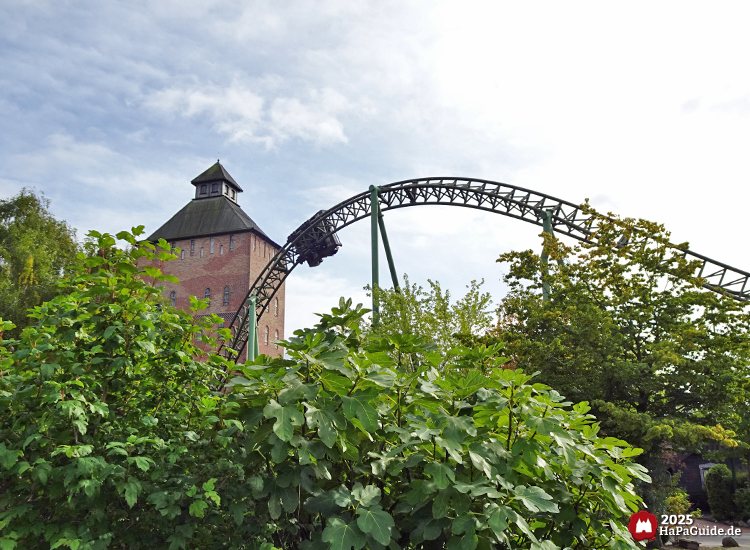 Flucht von Novgorod - Eine Gondel fährt übergeneigt entlang des Saviour-Towers