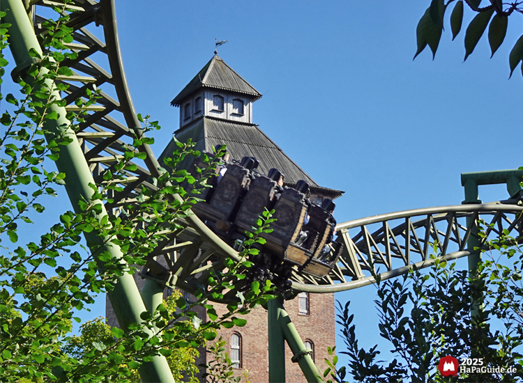 Flucht von Novgorod - Eine Gondel passiert den Saviour-Tower