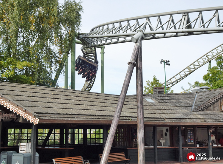 Flucht von Novgorod - Heartline-Roll über dem Kiosk im Peterhof