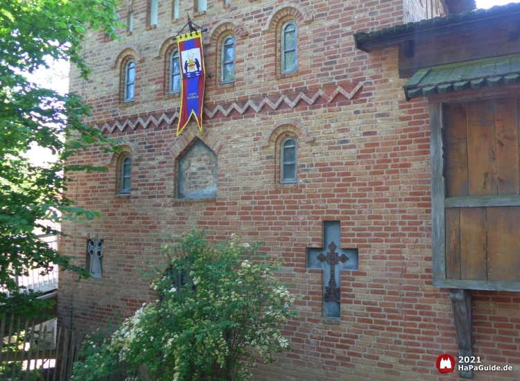 In den Wladimir-Tower ist ein Kreuz der Flucht von Novgorod eingelassen