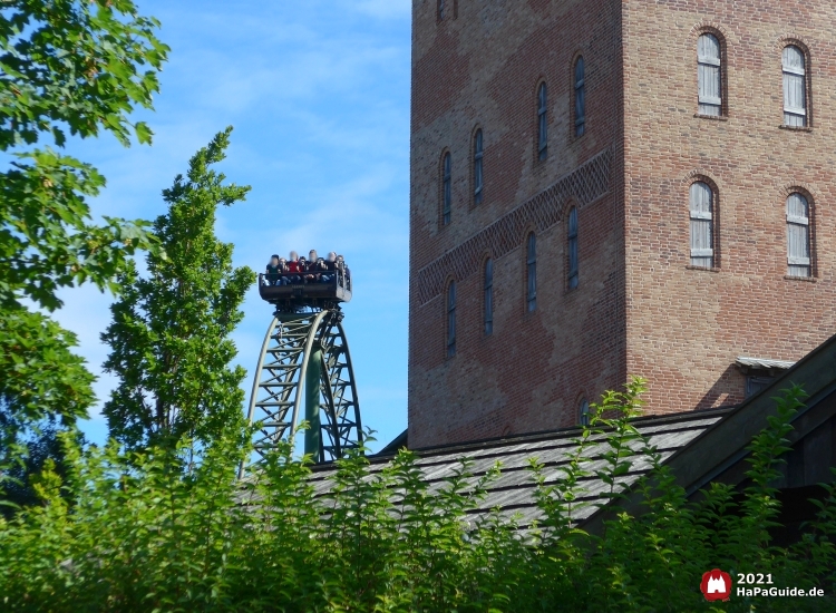 Neben dem Backsteinturm Saviour-Tower fährt eine Gondel der Flucht von Novgorod über den Tophat