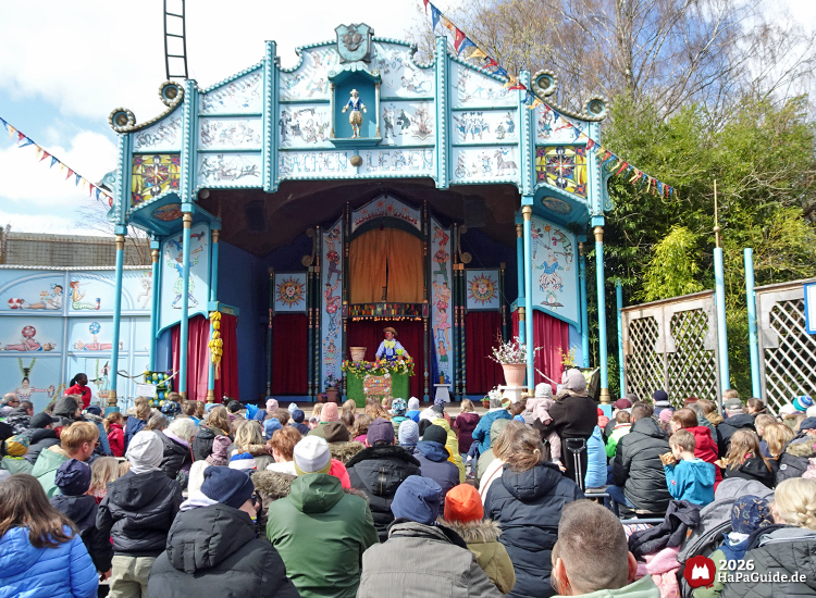 Schaubudenzauber - Volle Bänke vor der Freilichtbühne des Alten Jahrmarkts
