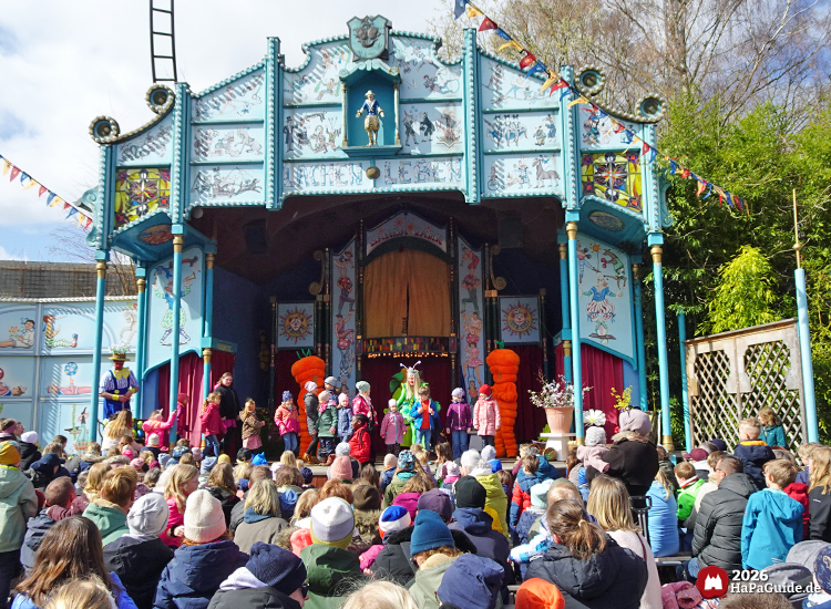 Schaubudenzauber - Zahlreiche Kinder stehen vor dem Publikum auf der Freilichtbühne