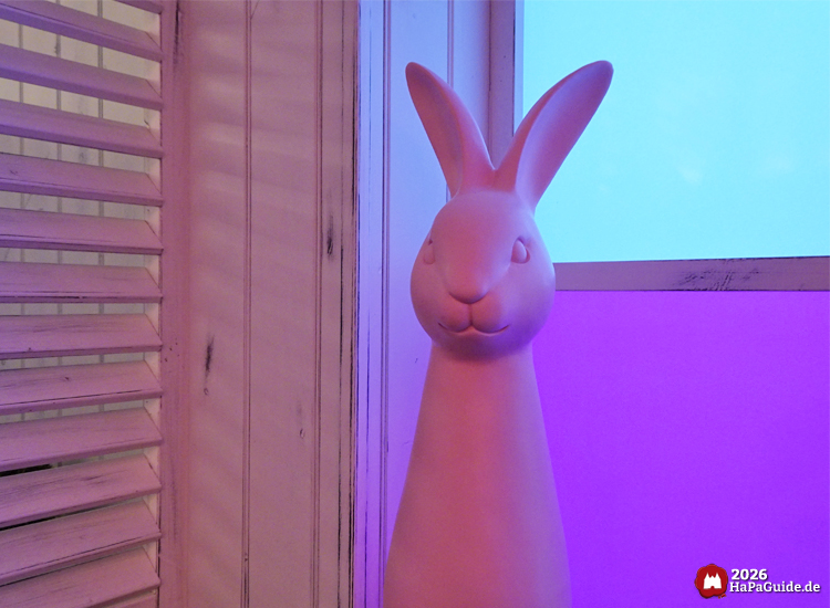 Modern beleuchtete Hasen-Skulptur im Café Rosa
