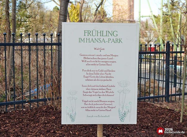 Frühlingsgedicht auf Schild im Hansa-Park mit dekorativen Blumenmotiven