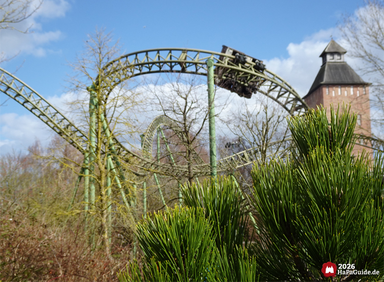 Flucht von Novgorod Buchtknoten vor Backsteinturm im Hansa-Park
