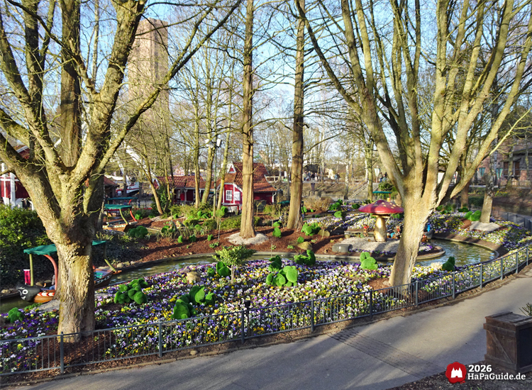 Blumenmeerbootsfahrt mit Blumenbeeten, Wasserkanal und fantasievollen Rasen-Hasen