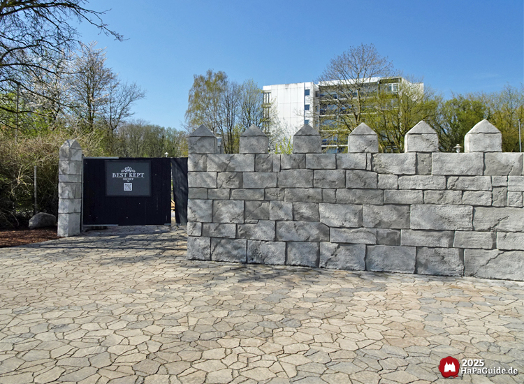 Großprojekt 202X - Graue Mauer mit Tor