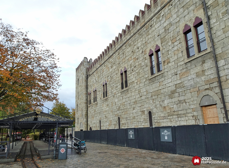 Großprojekt 202X - Seitenansicht des Palacio de Braga am Bahnhof Hansa-Park Express