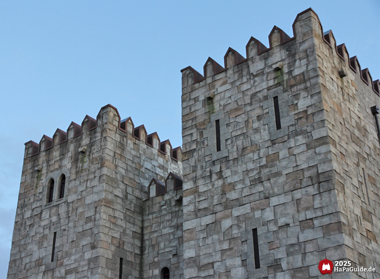 Großprojekt 202X - Die zwei fertigen Haupttürme der Gebäudefront