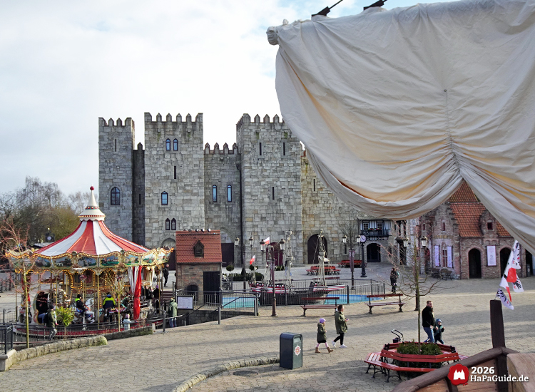 Großprojekt 202X - Der Palacio de Braga hinter dem Segel der Hansekogge im März 2026