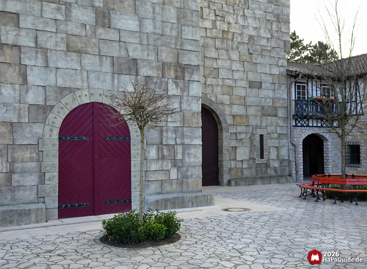 Großprojekt 202X - Eine rote Tür mit Verschlägen innerhalb der Frontseite