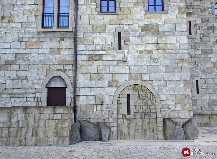 Großprojekt 202X - Ein steinern zugemauerter Bogen in der Wand des Palasts