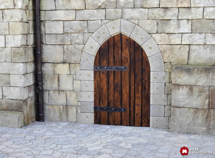 Großprojekt 202X - Ein kleines Holztor mit Verschlägen in einer Wand des Palacio de Braga