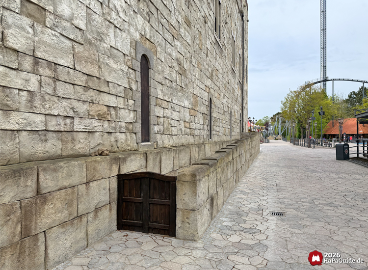 Mittelalterlicher Palacio de Braga im Hansa-Park mit gepflastertem Weg