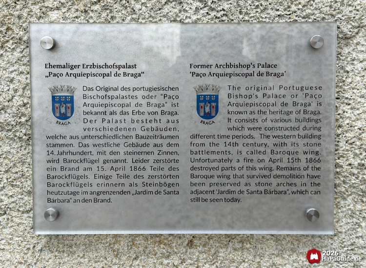 Informationsschild am Palácio de Braga im Hansa-Park mit zweisprachigem Text über den ehemaligen Erzbischofspalast von Braga, montiert auf heller Steinwand