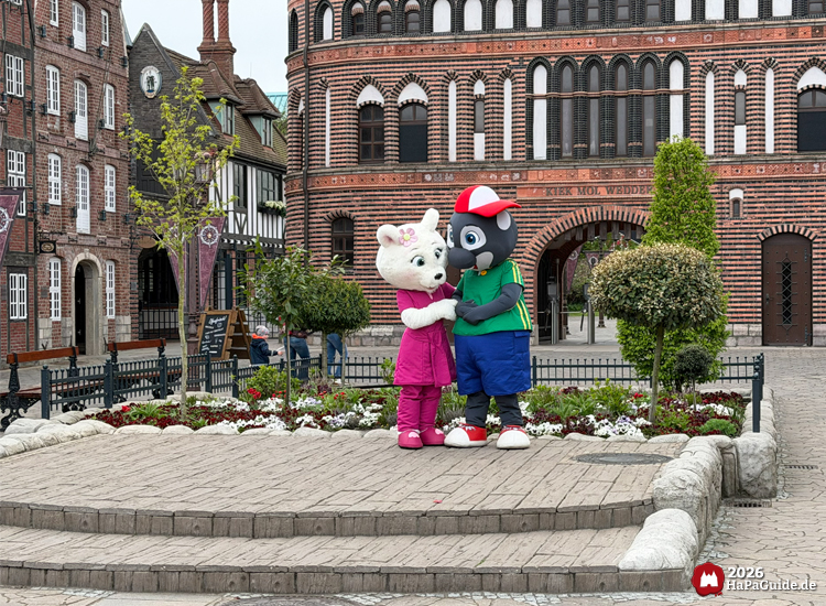 Hansa-Park Maskottchen Emmi und Orki vor dem Holstentor in der Themenwelt Hanse in Europa