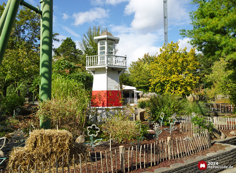 Hansa-Garten - Leuchtturm in herbstlichem Beet