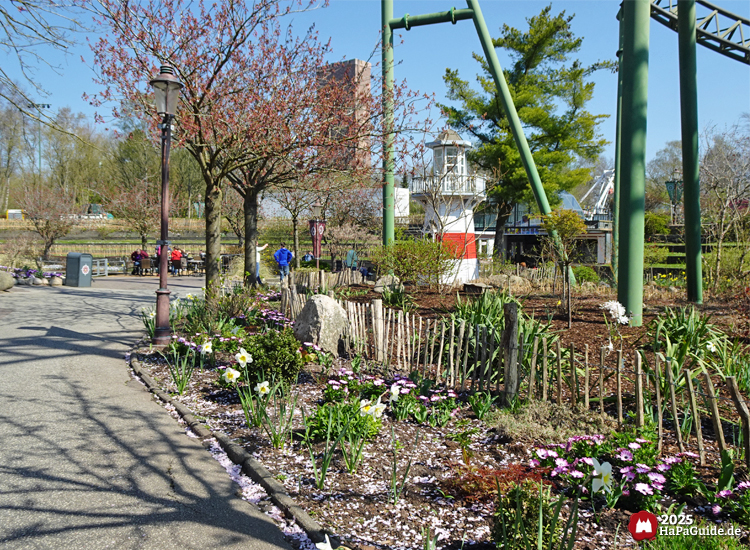 Hansa-Garten - Weg vorbei an einem Leuchtturm