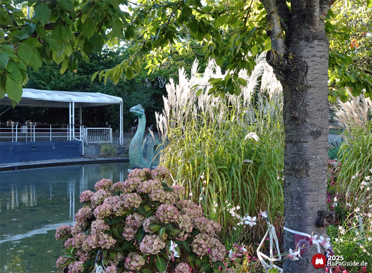 Hansa-Garten - Baum vor Nessie der Fernlenkboote