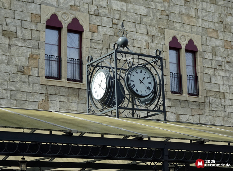 Hansa-Park Express - Uhr auf dem Dach des Hauptbahnhofs Hansa-Garten