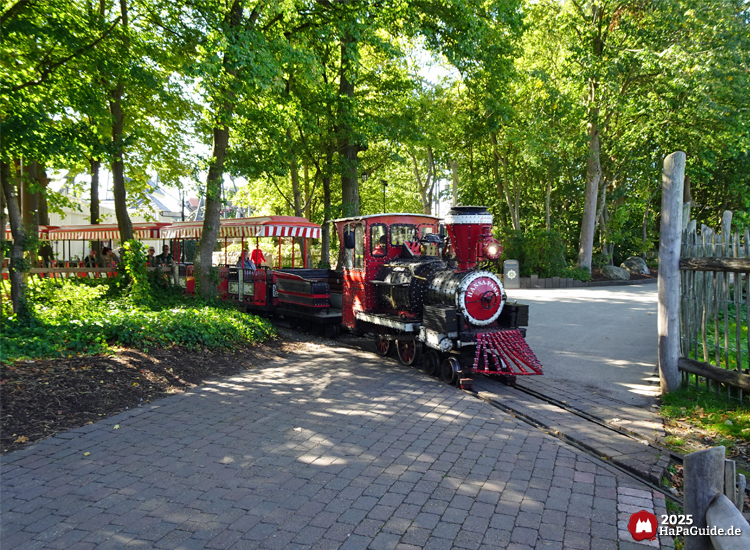 Hansa-Park Express - Der Zug überquert den Bahnübergang zum Abenteuerland