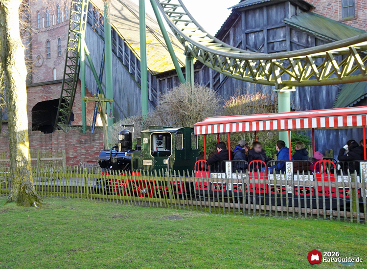 Der Hansa-Park Express mit grüner Lok unter den Schienen der Flucht von Novgorod