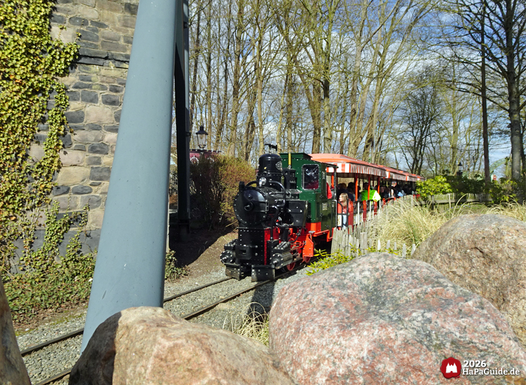 Hansa-Park Express fährt mit offenen Waggons durch die Felsenlandschaft des Bezaubernden Britanniens