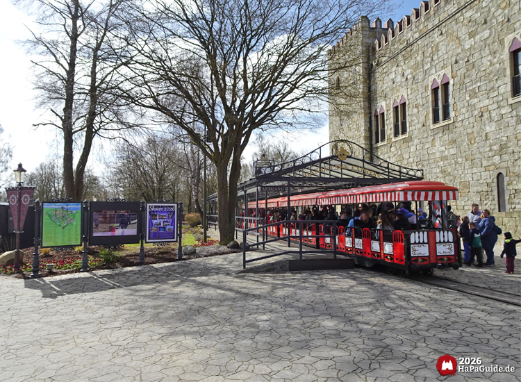 Hansa-Park Express mit rot weißen Waggons vor dem Palacio de Braga im Hansa-Park