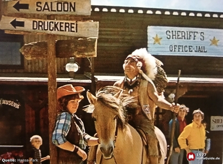 Ein Indianer auf seinem Pferd vor dem Sheriff's Office-Jail
