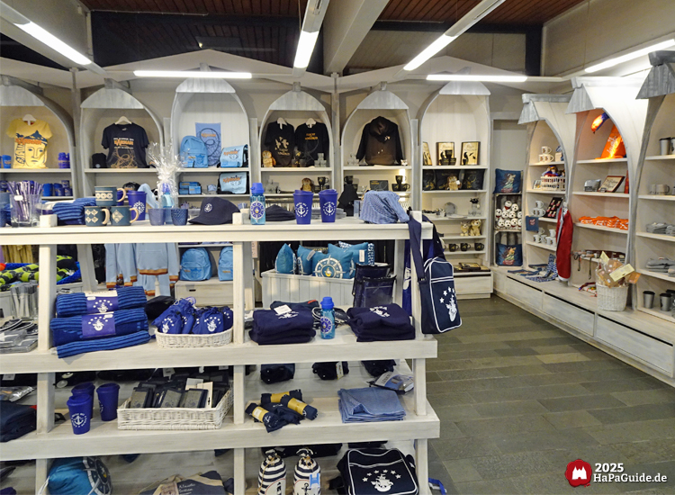 Hanse-Kontor - Regal mit blauen Hansa-Park Souvenirs