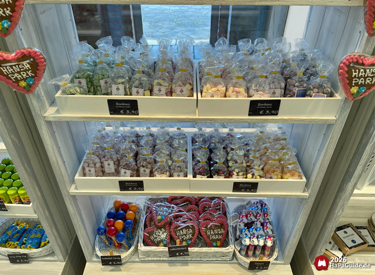 Hansa-Park Süßwarenregal mit Bonbons und Lebkuchenherzen im Hanse-Kontor