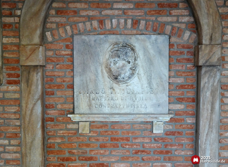 Hanse in Europa - Eine steinerne Tafel in den Arkaden Venedigs