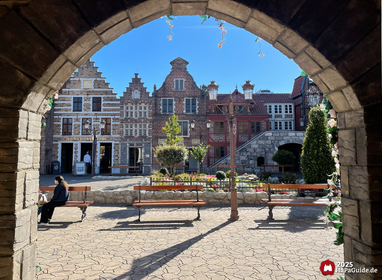 Hanse in Europa - Blick aus den Arkaden auf die Fassaden Brügges