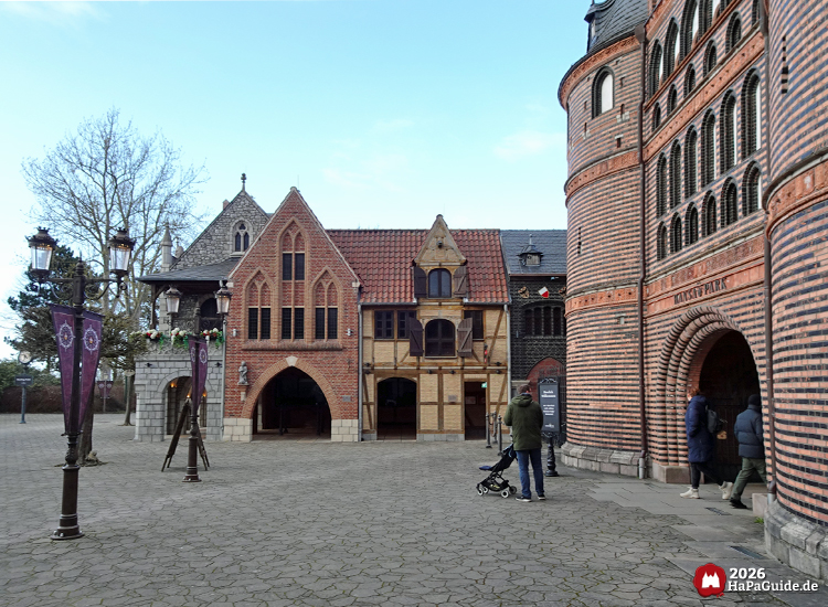 Historischer Eingangsbereich des Hansa Parks mit Lübecker Holstentor, Backsteinfassaden und Besuchenden im Innenhof